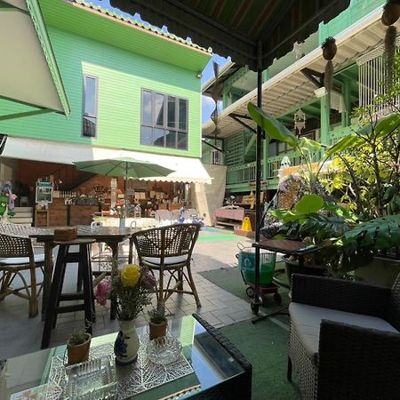 Green Teak House Bangkok Buitenkant foto