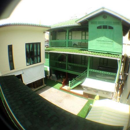 Green Teak House Bangkok Buitenkant foto