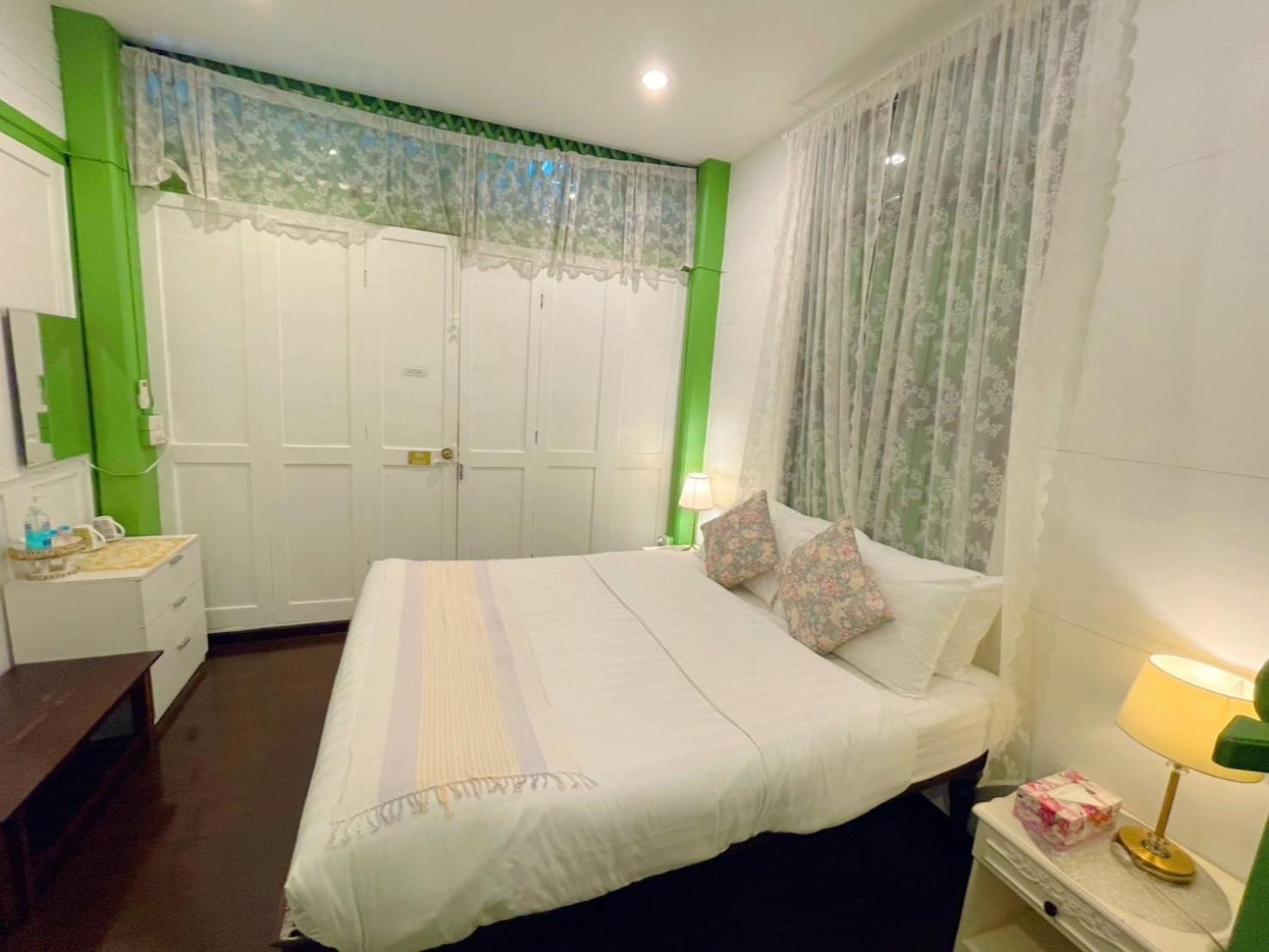 Green Teak House Bangkok Buitenkant foto