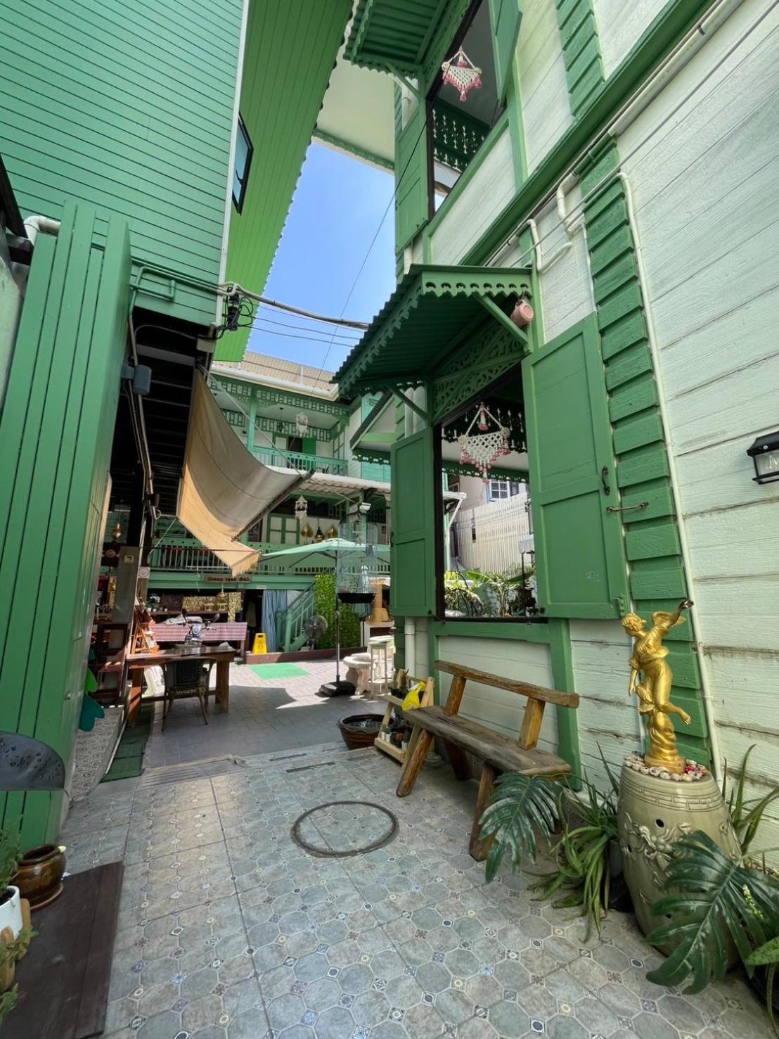 Green Teak House Bangkok Buitenkant foto