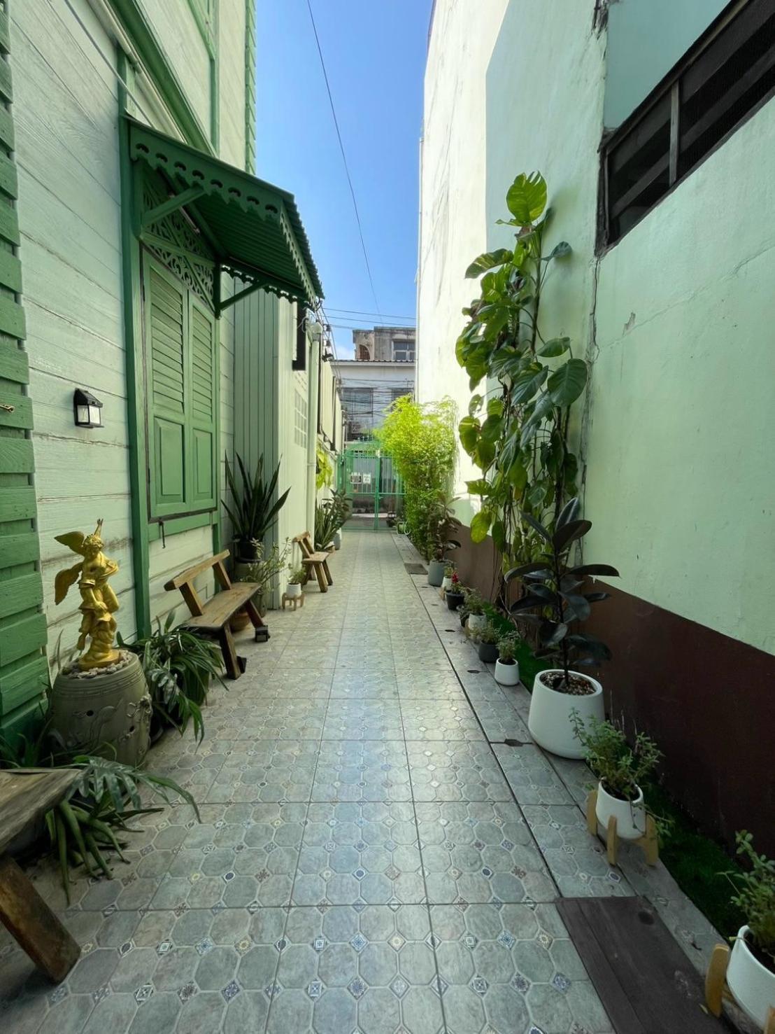 Green Teak House Bangkok Buitenkant foto
