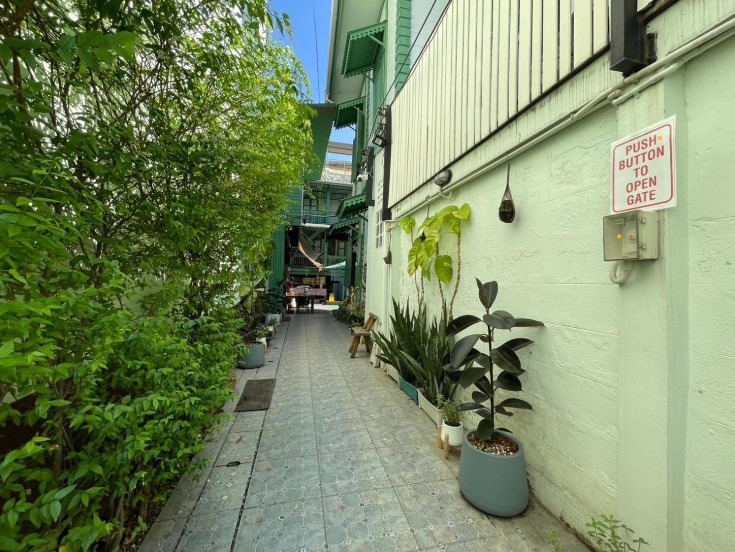 Green Teak House Bangkok Buitenkant foto