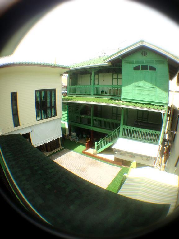 Green Teak House Bangkok Buitenkant foto
