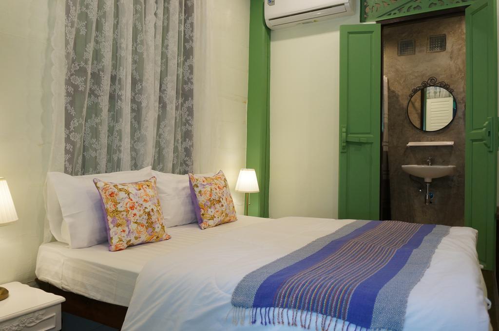 Green Teak House Bangkok Buitenkant foto