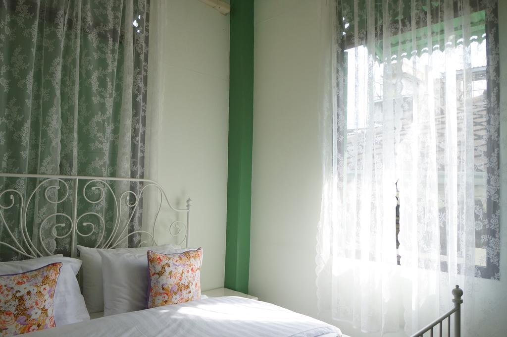 Green Teak House Bangkok Buitenkant foto