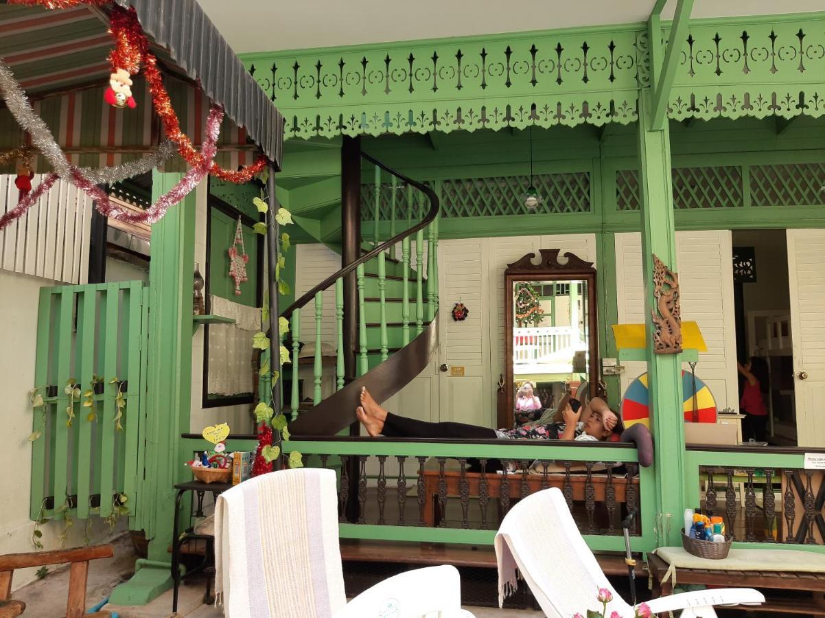 Green Teak House Bangkok Buitenkant foto